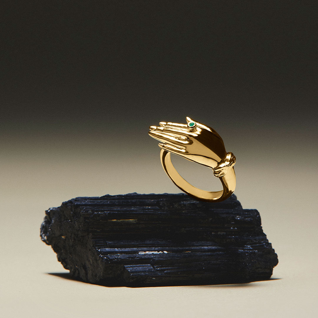 Ring in sterling silver with 18k gold plating of a hand with emerald