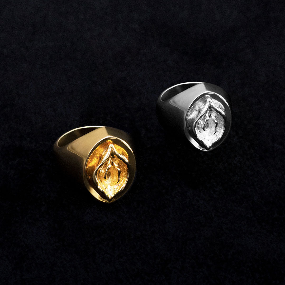 Rings in sterling silver and 18k gold plating of sculptural vulvas