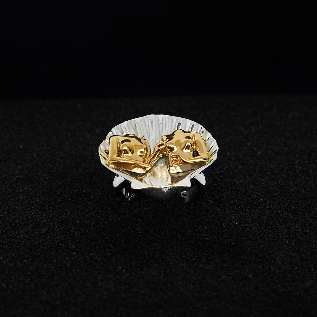 Paola Vilas sterling silver ring with 18k gold plating of a shell with women