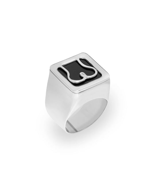 Chevalier ring in sterling silver of a minimalistic butt