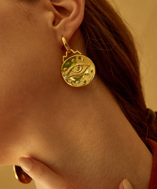 Paola Vilas, earring, gold, eye, hand, medal, jewel, jewelry
