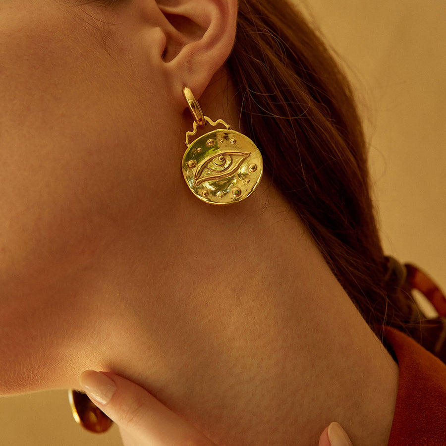 Paola Vilas, earring, gold, eye, hand, medal, jewel, jewelry