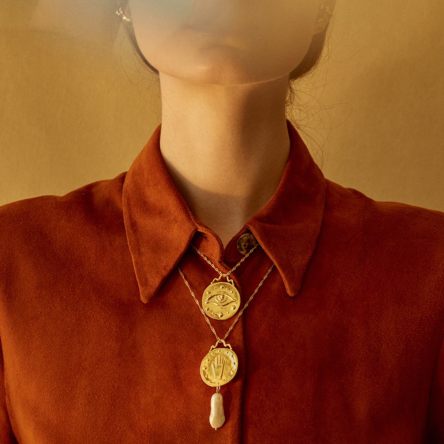 Paola Vilas, pendant, gold, eye, hand, medal, jewel, jewelry