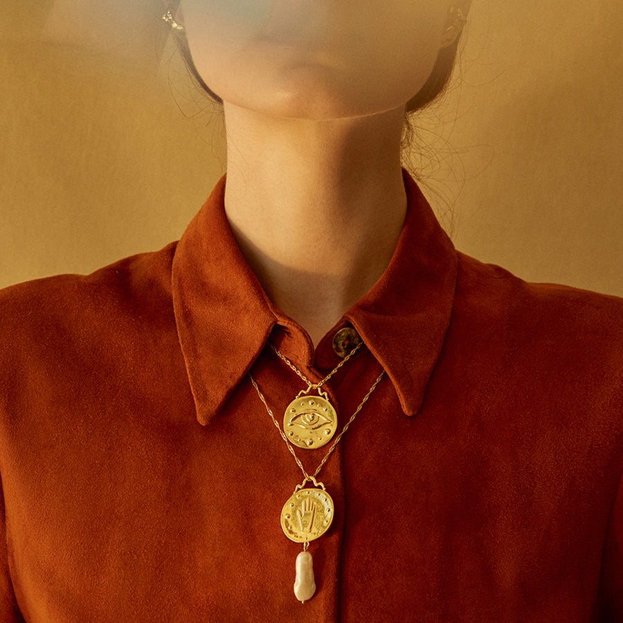 Paola Vilas, pendant, pearl, gold, eye, hand, medal, jewel, jewelry